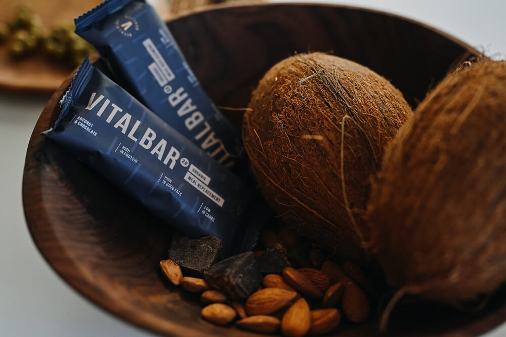 2-0_proteinova-tycinka-vitalbar-BIO-kokos-vitalvibe-1709-3-WEB-mood